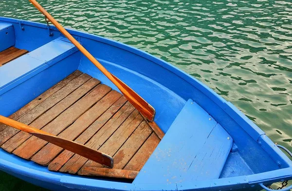 Barco Azul Con Remos Lago —  Fotos de Stock