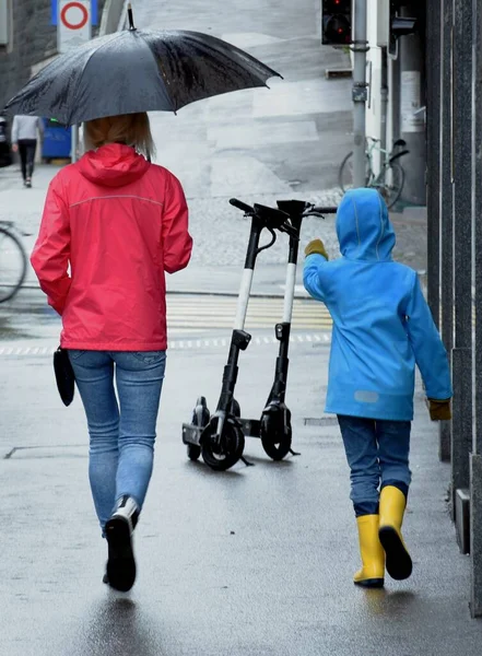 Mujer Con Paraguas Niño Bajo Lluvia Están Caminando Por Callejón — Foto de Stock