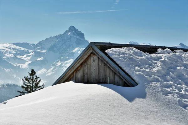 Деревянный Дом Крыша Снегом — стоковое фото