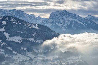 İsviçre, İsviçre Alp Dağları üzerinde dramatik koyu gri fırtına bulutları