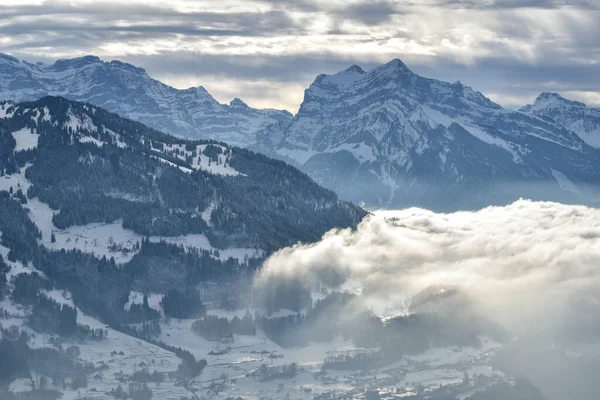 İsviçre, İsviçre Alp Dağları üzerinde dramatik koyu gri fırtına bulutları