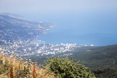 Ai-Petri dağından Karadeniz manzarası. Açık güneşli yaz günü, Kırım, Yalta