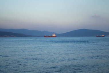 Karadeniz kargo gemileri ve dağlar