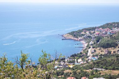Dağdan Karadeniz manzarası. Açık güneşli yaz günü, Kırım., .