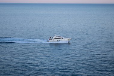 Günbatımında Karadeniz, tekne ve dalgalar. Kırım, yaz