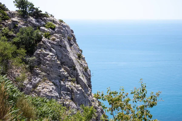 Вид на Черное море с горы. Легкий солнечный летний день, Крым, — стоковое фото