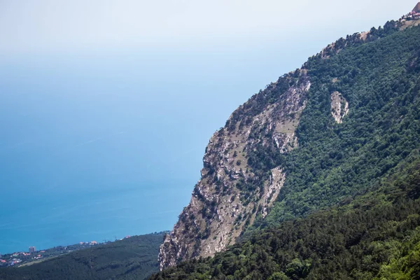 Вид на Черное море с горы Ай-Петри. Легкий солнечный летний день, Крым — стоковое фото