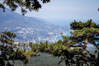 Ai-Petri dağından Karadeniz manzarası. Açık güneşli yaz günü, Kırım.,