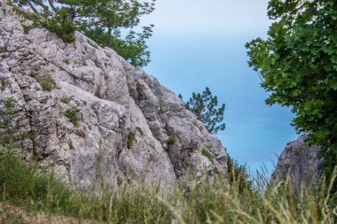 Ai-Petri Dağı manzarası, manzara. Açık güneşli yaz günü, bulutlar, Kırım,