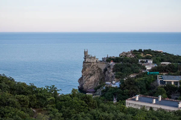 Замок Ласточкино гнездо на скале в Черном море. Кримеа. Вид на Ласточкино гнездо на скале летом — стоковое фото