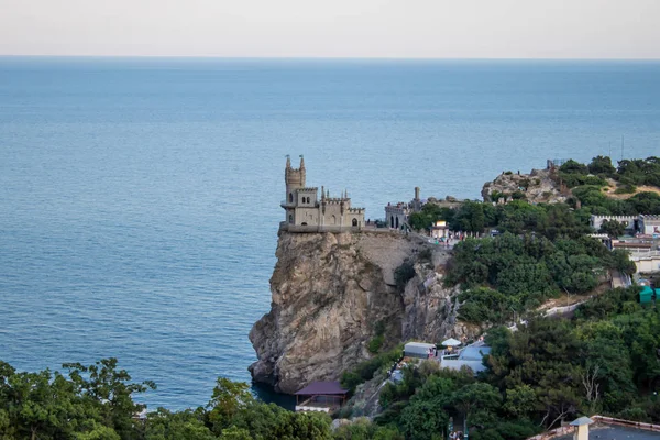 Замок Ласточкино гнездо на скале в Черном море. Кримеа. Вид на Ласточкино гнездо на скале летом — стоковое фото