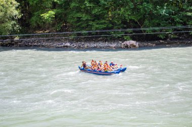 Abhazya - 01 Temmuz 2019: Nehirde akıntıda rafting yapılan bir grup insan.
