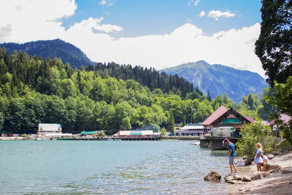 Beau lac de montagne Ritsa. Lac Ritsa dans les montagnes du Caucase, dans la partie nord-ouest de l'Abkhazie, en Géorgie, entouré de forêts mixtes de montagne et de prairies subalpines . — Photo