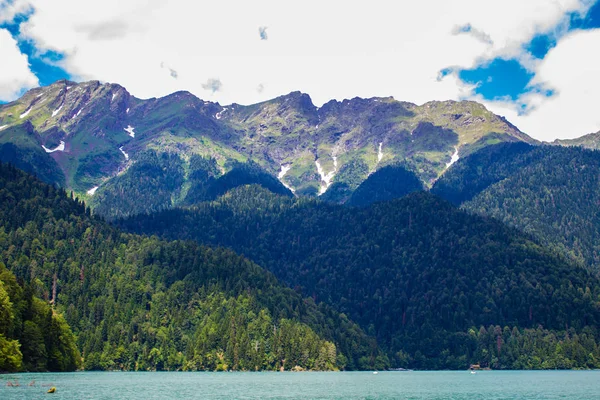 Beau lac de montagne Ritsa. Lac Ritsa dans les montagnes du Caucase, dans la partie nord-ouest de l'Abkhazie, en Géorgie, entouré de forêts mixtes de montagne et de prairies subalpines . — Photo