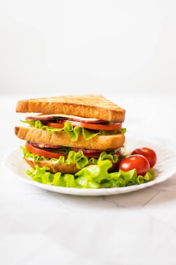 Hafif bir arka plan peynir, domates, salatalık, sosis ve salata ile Sandviç. Dikey yönlendirme