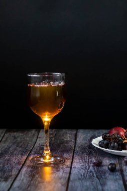 Kehribar şarabı. Bardakta şarap. Eski teknolojiye göre geleneksel Gürcü şarabı. Yakın çekim