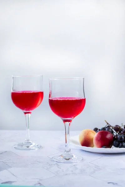Roséwein. Wein in einem Glas in der Nähe von Obst und Trauben. traditioneller georgischer Wein nach alter Technologie. Kopierraum aus nächster Nähe und vertikale Orientierung. — Stockfoto