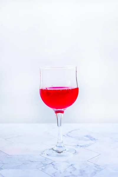 Rosa vin. Vin i ett glas nära frukter och vindruvor. Traditionellt georgianskt vin enligt antik teknologi. Kopiera utrymme närbild och vertikal orientering. — Stockfoto