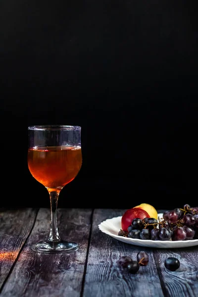 Bärnsten vin. Vin i ett glas. Traditionellt georgianskt vin enligt antik teknologi. Närbild — Stockfoto