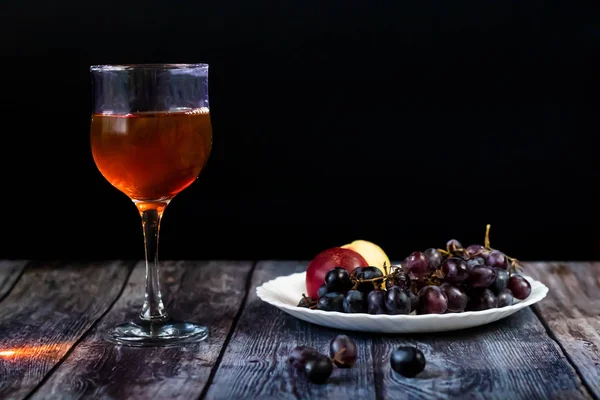 Bernsteinwein. Wein im Glas. traditioneller georgischer Wein nach alter Technologie. Nahaufnahme — Stockfoto