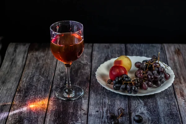 Bernsteinwein. Wein im Glas. traditioneller georgischer Wein nach alter Technologie. Nahaufnahme — Stockfoto