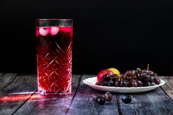 Lemoniada barberry, napój lodowy. Wzbogacony w witaminy. Na ciemnym tle — Zdjęcie stockowe