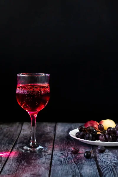 Roséwein. Wein in einem Glas in der Nähe von Obst und Trauben. traditioneller georgischer Wein nach alter Technologie. Kopierraum aus nächster Nähe und vertikale Orientierung. — Stockfoto