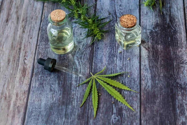 Cannabis gyógynövény és levelek kezelésére deoktion, tinktúra, kivonat, olaj. Kender olaj. Szelektív fókusz. — Stock Fotó