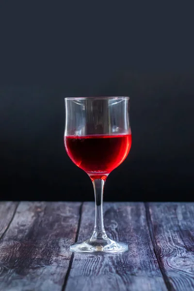 Roséwein. Wein in einem Glas in der Nähe von Obst und Trauben. traditioneller georgischer Wein nach alter Technologie. Kopierraum aus nächster Nähe und vertikale Orientierung. — Stockfoto