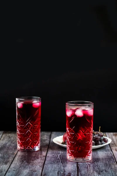 Limonada de Barberry, bebida helada. Enriquecido con vitaminas. Sobre un fondo oscuro —  Fotos de Stock