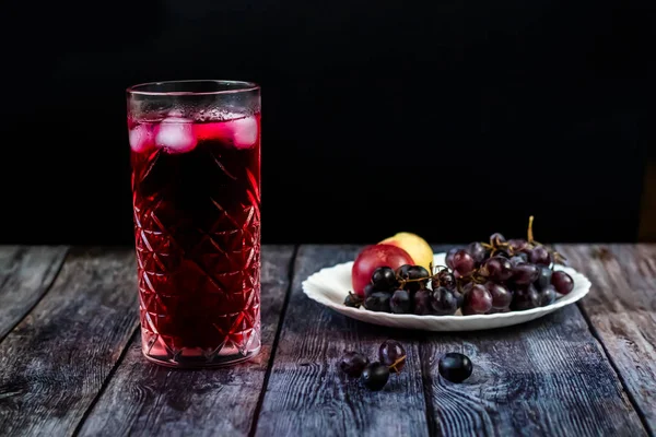 Berberis limonade, ijsdrank. Verrijkt met vitaminen. Op een donkere achtergrond — Stockfoto