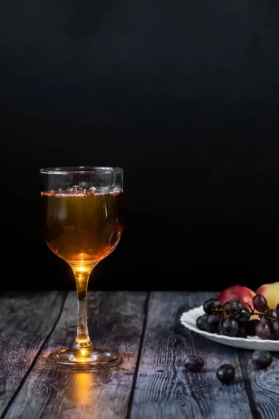 Du vin ambré. Du vin dans un verre. Vin traditionnel géorgien selon la technologie ancienne. Gros plan — Photo