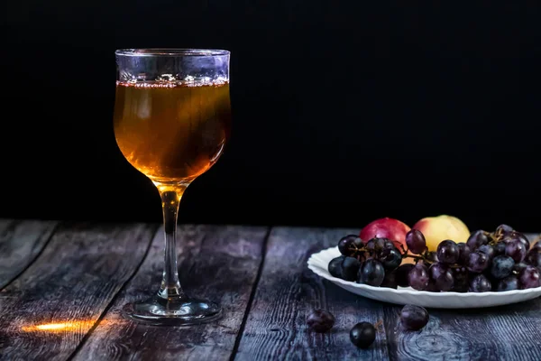 Bernsteinwein. Wein im Glas. traditioneller georgischer Wein nach alter Technologie. Nahaufnahme — Stockfoto