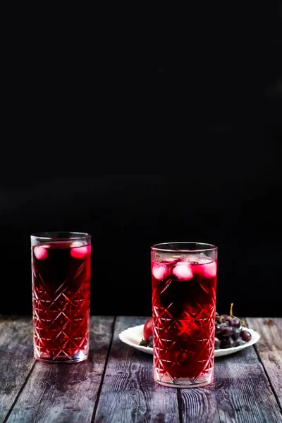 Limonada de Barberry, bebida helada. Enriquecido con vitaminas. Sobre un fondo oscuro —  Fotos de Stock