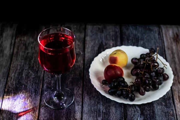 Roséwein. Wein im Glas. traditioneller georgischer Wein nach alter Technologie. Nahaufnahme und horizontale Orientierung. — Stockfoto