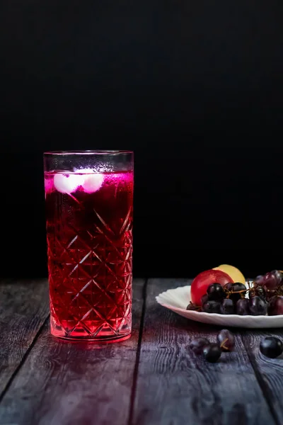 Berberis limonade, ijsdrank. Verrijkt met vitaminen. Op een donkere achtergrond — Stockfoto