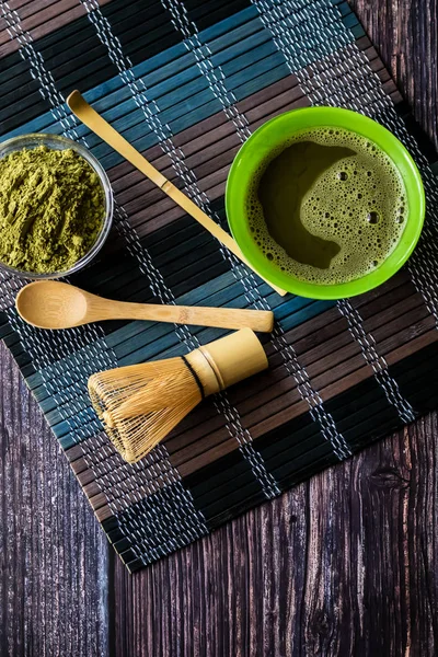 Matcha de té verde en un tazón sobre una superficie de madera. Vista superior, contiene antioxidantes, desintoxicación. Orientación vertical — Foto de Stock