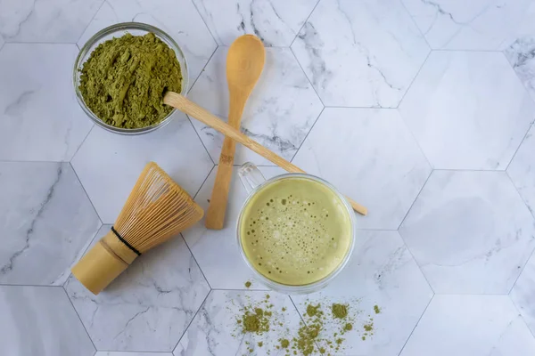 Tè al latte verde Matcha con latte di cocco. Questo latte macchiato è un modo gustoso per godere dei benefici energetici e per la salute di una partita. Matcha è una polvere di foglie di tè verde piena di antiossidanti . — Foto Stock