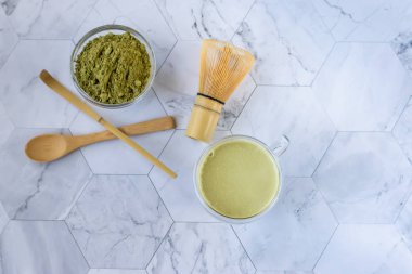 Köpüğü ile Matcha yeşil çay enerji ve sağlık yararları zevk için lezzetli bir yoldur. Matcha antioksidanlar ile dolu bir yeşil çay yaprağı tozudur. Yatay yönlendirme