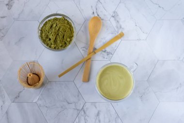 Köpüğü ile Matcha yeşil çay enerji ve sağlık yararları zevk için lezzetli bir yoldur. Matcha antioksidanlar ile dolu bir yeşil çay yaprağı tozudur. Yatay yönlendirme