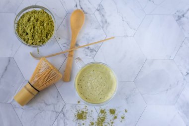 Hindistan cevizi sütü ile matcha yeşil latte çayı. Bu latte bir maç enerji ve sağlık yararları zevk için lezzetli bir yoldur. Matcha antioksidanlarla dolu yeşil bir çay yaprağı tozudur..