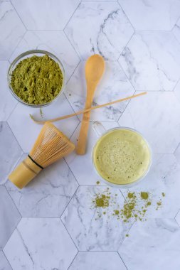 Hindistan cevizi sütü ile matcha yeşil latte çayı. Bu latte bir maç enerji ve sağlık yararları zevk için lezzetli bir yoldur. Matcha antioksidanlarla dolu yeşil bir çay yaprağı tozudur..