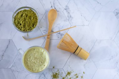 Hindistan cevizi sütü ile matcha yeşil latte çayı. Bu latte bir maç enerji ve sağlık yararları zevk için lezzetli bir yoldur. Matcha antioksidanlarla dolu yeşil bir çay yaprağı tozudur..