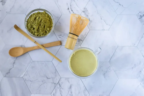 Il tè verde Matcha con schiuma è un modo gustoso per godere di benefici energetici e per la salute. Matcha è una polvere di foglie di tè verde riempita con antiossidanti. Orientamento orizzontale — Foto Stock