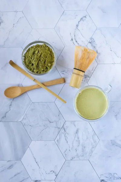 Il tè verde Matcha è un modo delizioso per godere di energia e benefici per la salute. Matcha è una polvere di foglie di tè verde riempita con antiossidanti. Orientamento verticale — Foto Stock