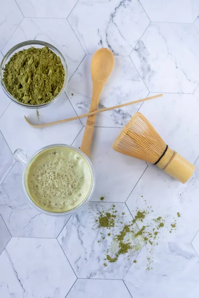 Tè al latte verde Matcha con latte di cocco. Questo latte macchiato è un modo gustoso per godere dei benefici energetici e per la salute di una partita. Matcha è una polvere di foglie di tè verde piena di antiossidanti . — Foto Stock