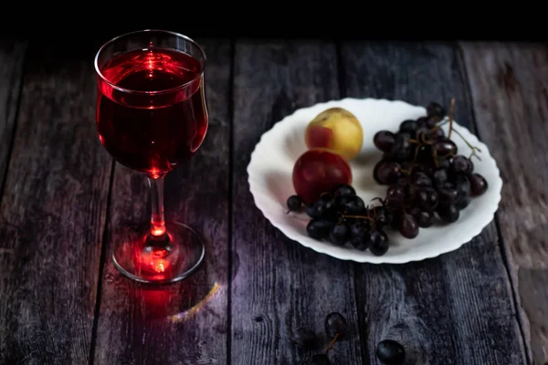 Roséwein. Wein im Glas. traditioneller georgischer Wein nach alter Technologie. Nahaufnahme und horizontale Orientierung. — Stockfoto