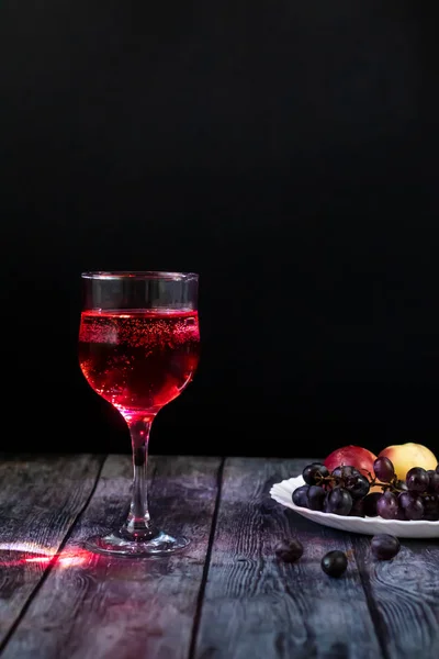 Rosa vin. Vin i ett glas nära frukter och vindruvor. Traditionellt georgianskt vin enligt antik teknologi. Kopiera utrymme närbild och vertikal orientering. — Stockfoto