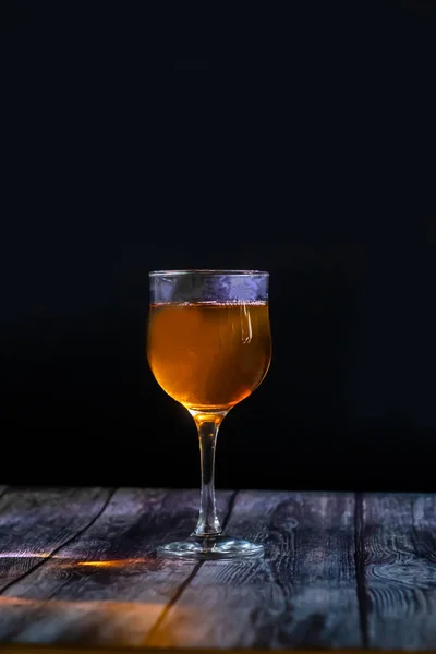 Vinho âmbar. Vinho num copo. Vinho georgiano tradicional de acordo com a tecnologia antiga. Fechar — Fotografia de Stock