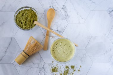 Hindistan cevizi sütü ile matcha yeşil latte çayı. Bu latte bir maç enerji ve sağlık yararları zevk için lezzetli bir yoldur. Matcha antioksidanlarla dolu yeşil bir çay yaprağı tozudur..